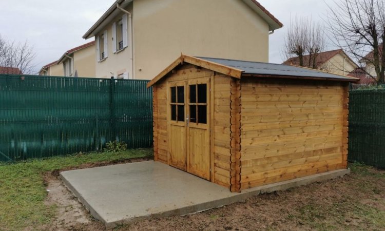 Dalle béton et abri de jardin en PIN 